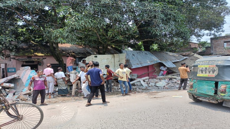 সিরাজগঞ্জে সওজের জায়গা দখলমুক্ত করতে উচ্ছেদ অভিযান