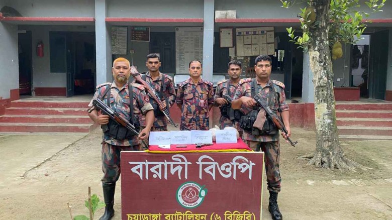চুয়াডাঙ্গার দর্শনা সীমান্তে বিজিবির অভিযানে বিদেশি পিস্তল সহ গাঁজা উদ্ধার...