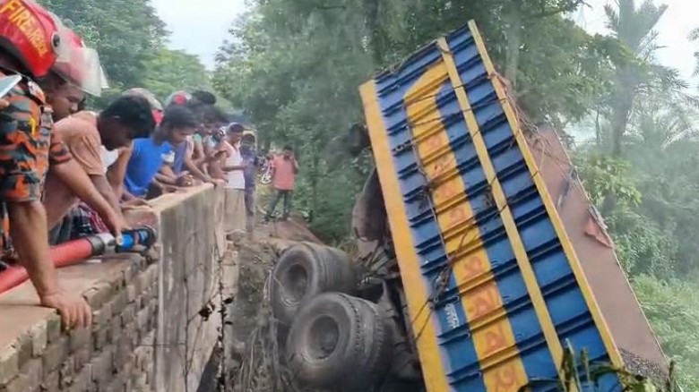 কুষ্টিয়ায় পাথরবোঝাই ট্রাক উল্টে চালক সহ নিহত ২...