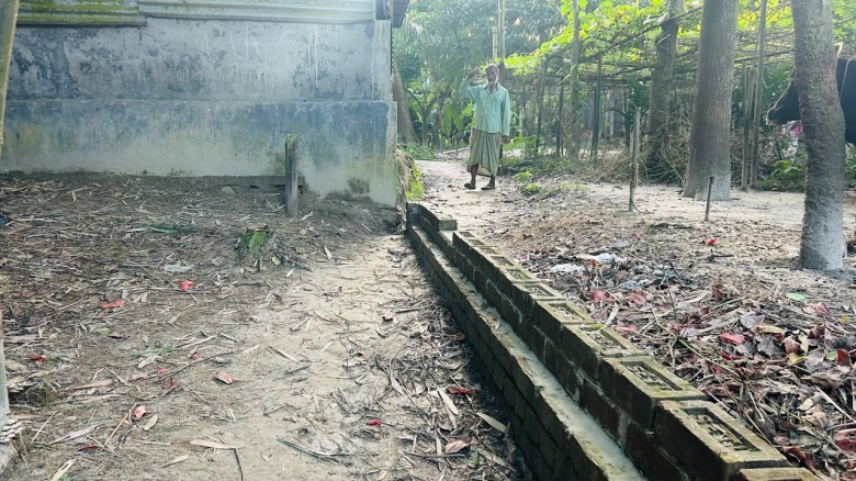 কানগাতী গ্রামে ৩৫ বছরের পায়ে চলার রাস্তা বন্ধের অভিযোগ, ভোগান্তিতে ১৫ কৃষক পরিবার...