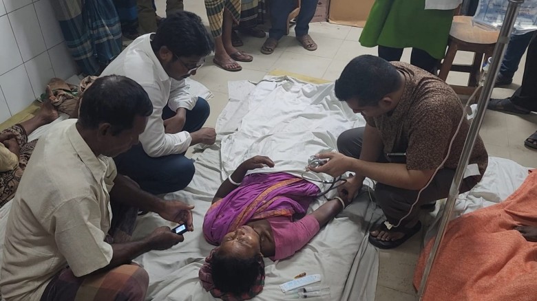পঞ্চগড়ে রোগী ও সাপ নিয়ে মধ্যরাতে হাসপাতালে স্বজনরা...