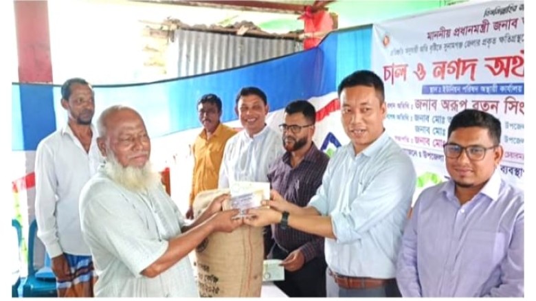 দোয়ারাবাজারে ক্ষতিগ্রস্ত কৃষকদের মাঝে প্রধানমন্ত্রীর তৃতীয় দ