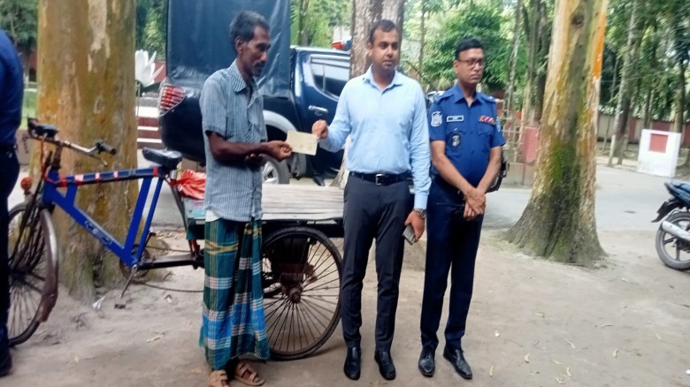 আহত-নিহত পরিবহনের জন্য তারাগঞ্জে ইউএনওর ভ্যান প্রদান।