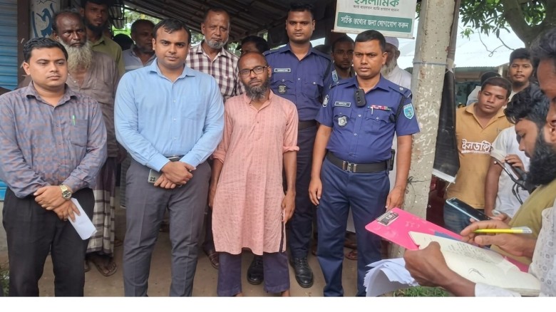 রংপুরের তারাগঞ্জে বিধিমালা বহির্ভূত ১০ বস্তা ইউরিয়া সার পরিব