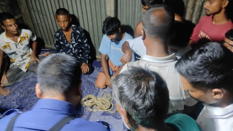 রায়গঞ্জে ইয়াবা সহ ৪ যুবক আটক।