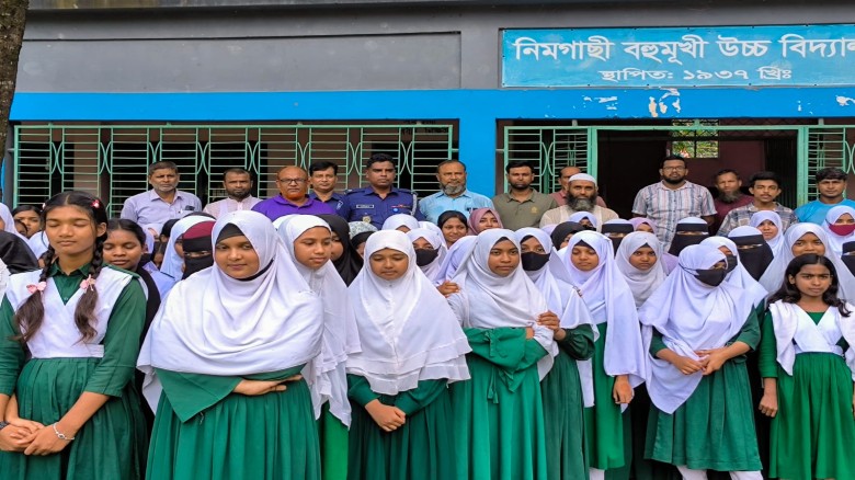 ইভটিজিং প্রতিরোধে রায়গঞ্জে পুলিশের দিকনির্দেশনা...