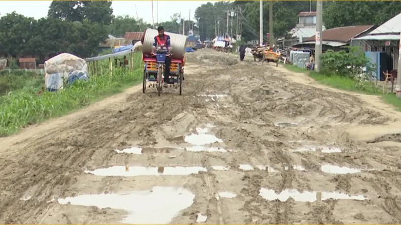 এনায়েতপুর–শাহজাদপুর সড়কে বৃষ্টিতেই হাঁটুপানি-কাদা, থমকে গেছে তাঁতের হাটের বাণিজ্য...