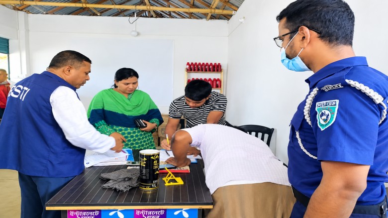 তারাগঞ্জে মিনি পাম্পে ৩০ হাজার টাকা জরিমানা।