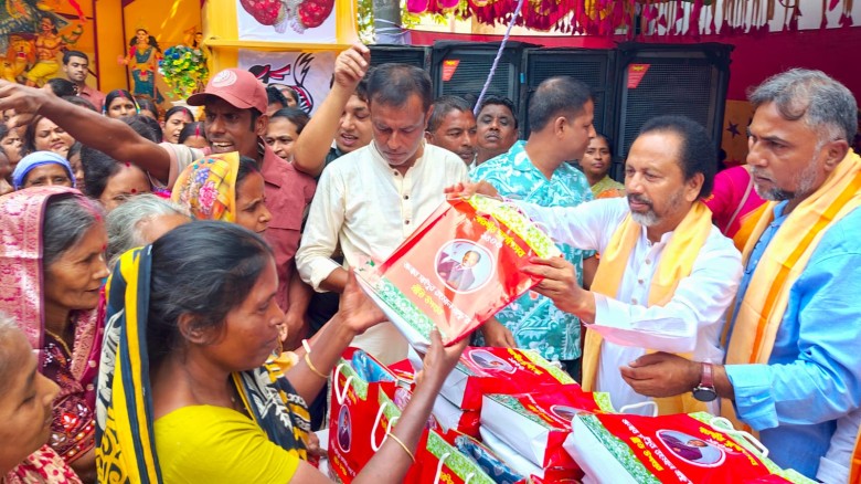 সিরাজগঞ্জে পূজার উপহার নিয়ে মণ্ডপে  মণ্ডপে ছুটছেন বিএনপি নেতা বাচ্চু